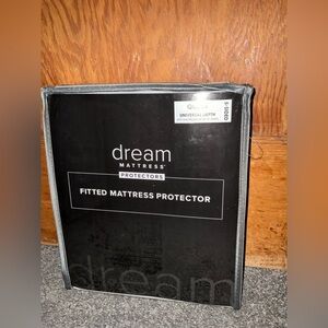 Dream Mattress NWT Protector Queen Fitted 5-Sided Waterproof Antimicrobial